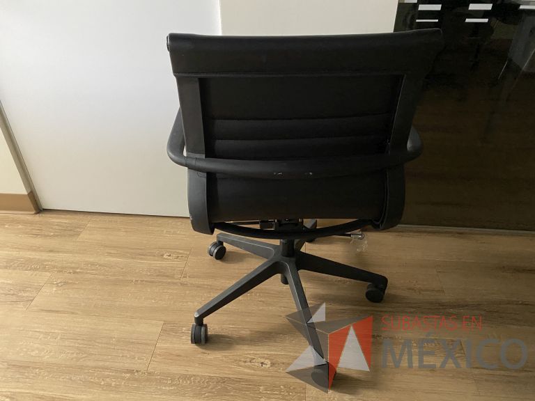 Lote 023 - 2 Sillas operativas con ruedas, descansabrazos, asiento y respaldo tipo piel color negro - Imagen 3