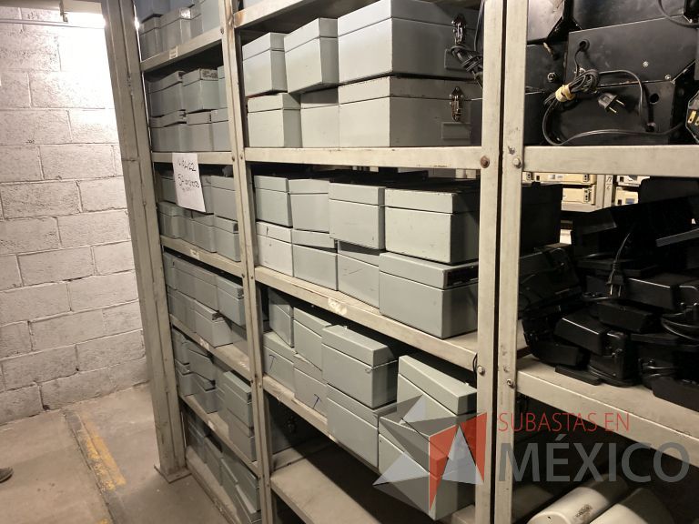Lote 012 - 9 Gabinetes metálicos, 128 Cajas metálicas, etc...