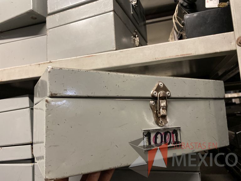 Lote 012 - 9 Gabinetes metálicos, 128 Cajas metálicas, etc... - Imagen 9