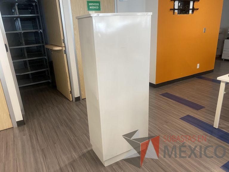 Lote 019 - Gabinete con 1 cajón, 1 puerta de vidrio y 1 puerta - Imagen 4