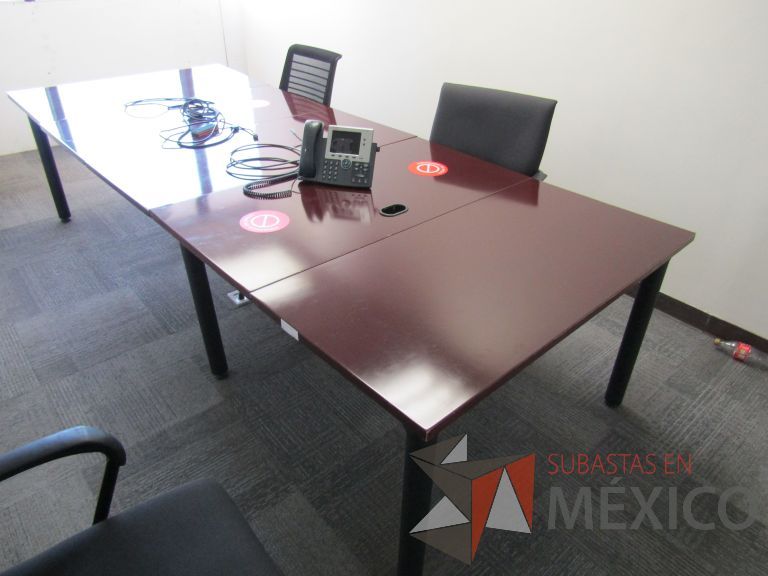 Lote 017 - Mesa de sala de juntas para 8 personas, conformada por 5 cubiertas - Imagen 2