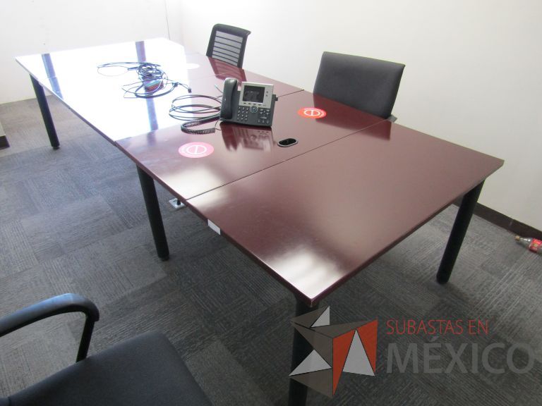 Lote 017 - Mesa de sala de juntas para 8 personas, conformada por 5 cubiertas - Imagen 3
