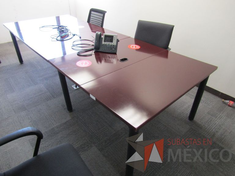 Lote 017 - Mesa de sala de juntas para 8 personas, conformada por 5 cubiertas