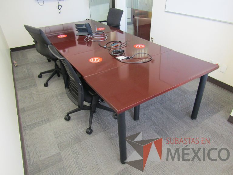 Lote 017 - Mesa de sala de juntas para 8 personas, conformada por 5 cubiertas - Imagen 5