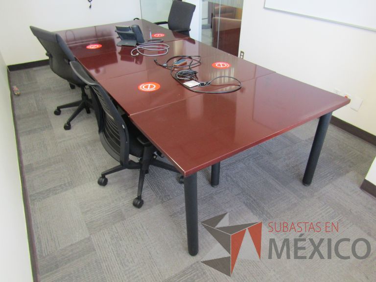 Lote 017 - Mesa de sala de juntas para 8 personas, conformada por 5 cubiertas - Imagen 6