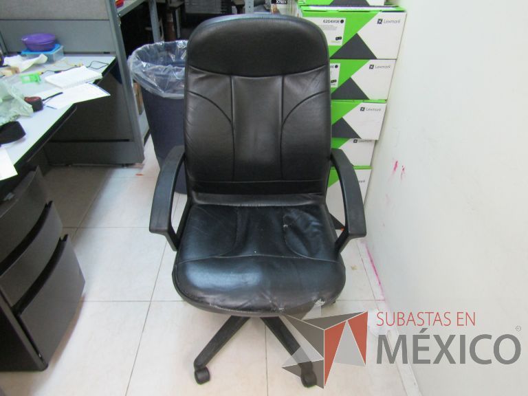 Lote 033 - Silla ejecutiva con ruedas, descansabrazos, asiento y respaldo tipo piel color negro