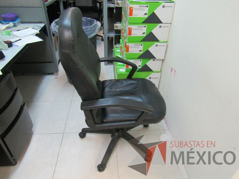 Lote 033 - Silla ejecutiva con ruedas, descansabrazos, asiento y respaldo tipo piel color negro - Imagen 2