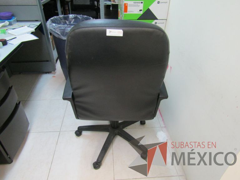 Lote 033 - Silla ejecutiva con ruedas, descansabrazos, asiento y respaldo tipo piel color negro - Imagen 3