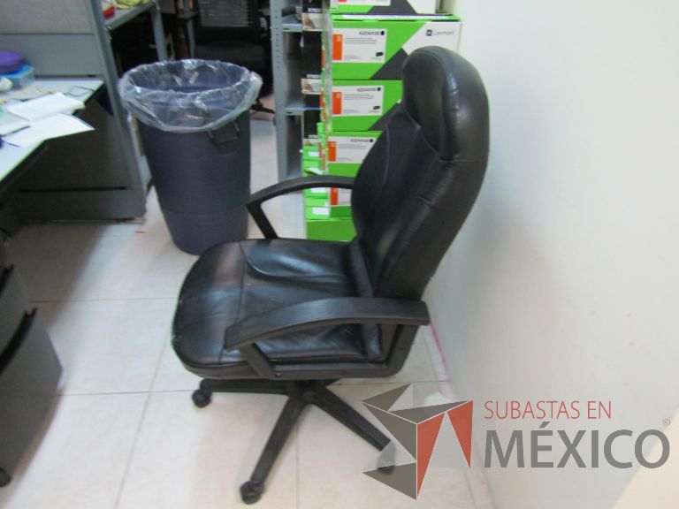 Lote 033 - Silla ejecutiva con ruedas, descansabrazos, asiento y respaldo tipo piel color negro - Imagen 4