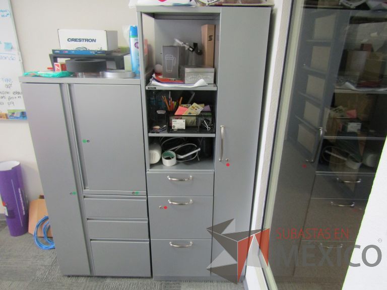 Lote 047 - Gabinete con 3 cajones, 1 puerta y 2 entrepaños