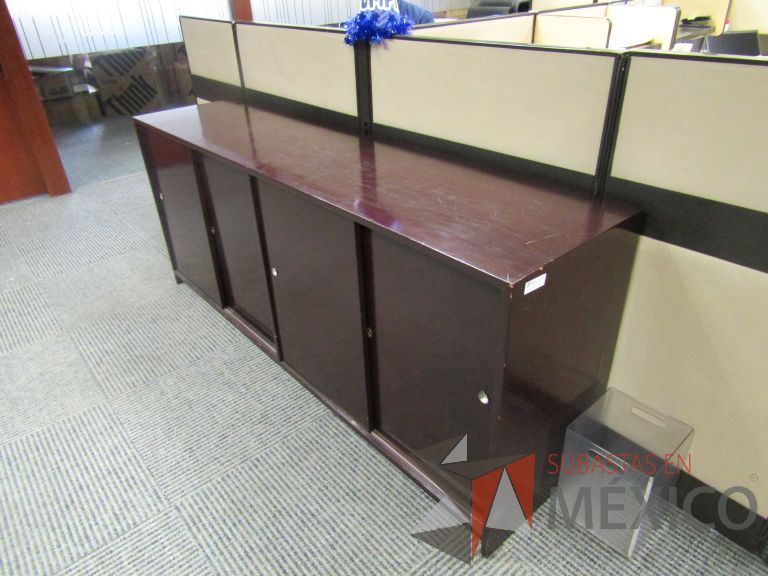Lote 052 - Credenza con 4 puertas corredizas color vino - Imagen 2