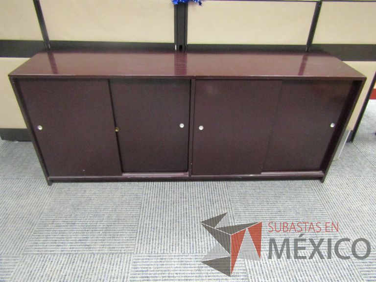 Lote 052 - Credenza con 4 puertas corredizas color vino