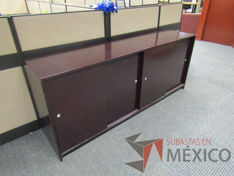 Lote 052 - Credenza con 4 puertas corredizas color vino - Imagen 3