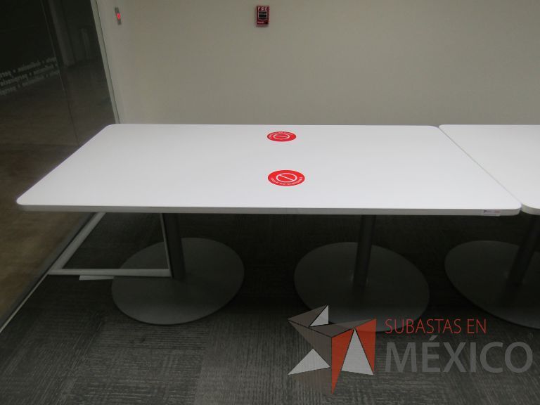 Lote 062 - 2 Mesas de trabajo, patas metálicas y cubierta color blanco - Imagen 5