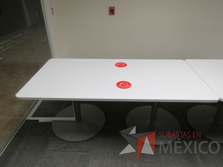 Lote 062 - 2 Mesas de trabajo, patas metálicas y cubierta color blanco