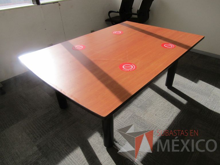Lote 066 - Mesa de sala de juntas para 6 personas cubierta color madera - Imagen 3