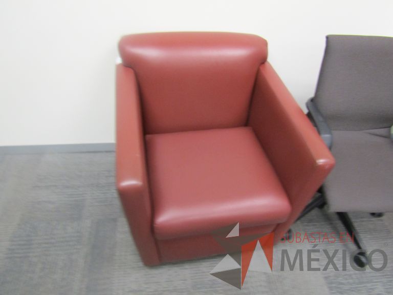 Lote 067 - 2 Sillones de 1 plaza tipo piel color café