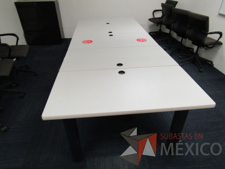 Lote 070 - Mesa de sala de juntas para 8 personas, conformada por 5 cubiertas - Imagen 2