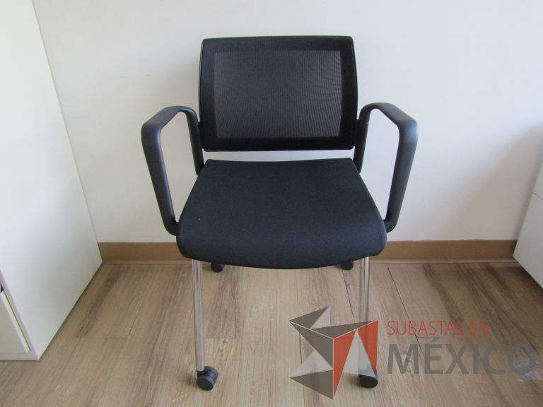 Lote 003 - 2 Sillas de visita con ruedas, descansa brazos, asiento en tela y respaldo en malla color negro