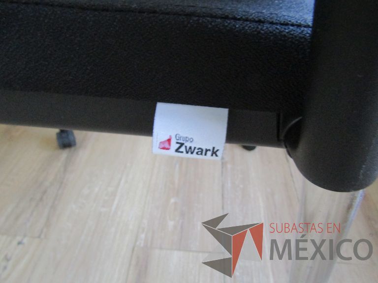Lote 003 - 2 Sillas de visita con ruedas, descansa brazos, asiento en tela y respaldo en malla color negro - Imagen 3