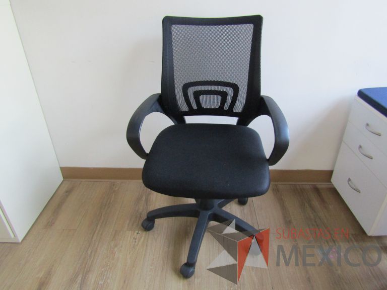 Lote 033 - 2 Sillas operativas con ruedas, descansa brazos, asiento en tela y respaldo en malla color negro