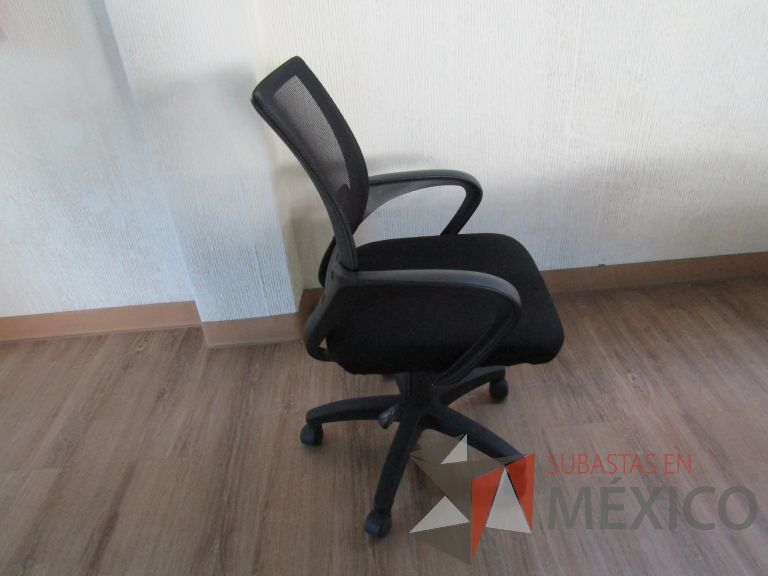 Lote 033 - 2 Sillas operativas con ruedas, descansa brazos, asiento en tela y respaldo en malla color negro - Imagen 2