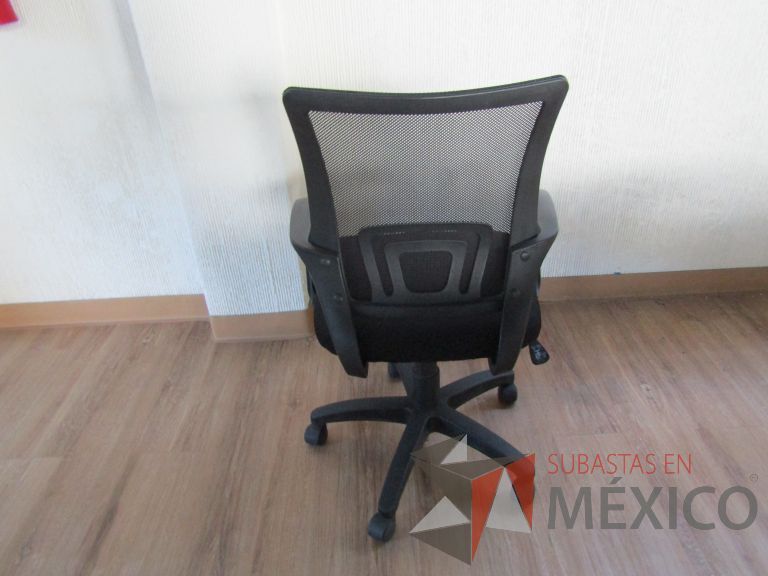 Lote 033 - 2 Sillas operativas con ruedas, descansa brazos, asiento en tela y respaldo en malla color negro - Imagen 3