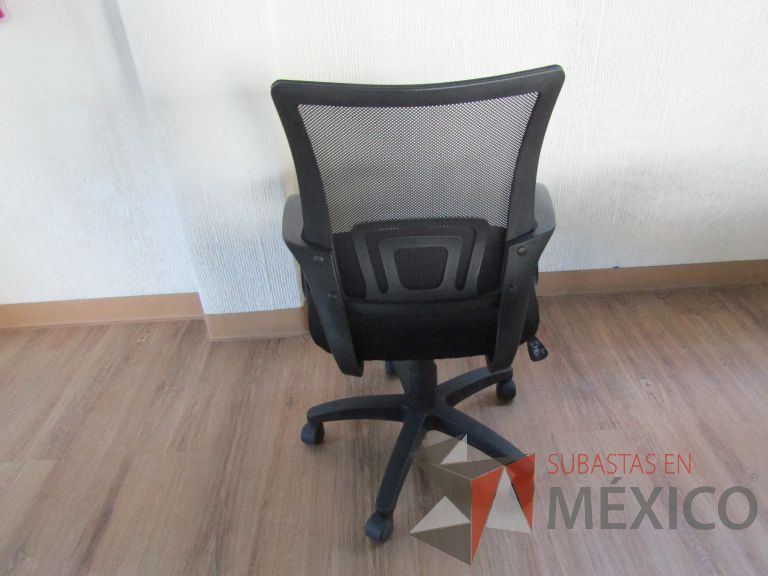 Lote 033 - 2 Sillas operativas con ruedas, descansa brazos, asiento en tela y respaldo en malla color negro - Imagen 4