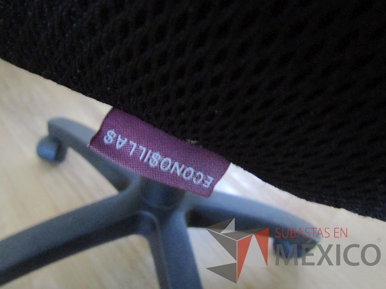 Lote 033 - 2 Sillas operativas con ruedas, descansa brazos, asiento en tela y respaldo en malla color negro - Imagen 5