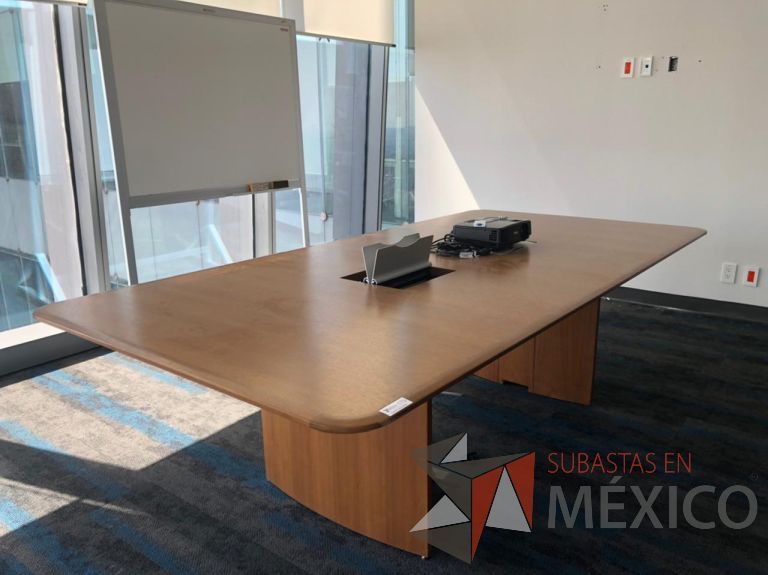 Lote 172 - Mesa de sala de juntas para 8 personas con accesorios para conexión color madera