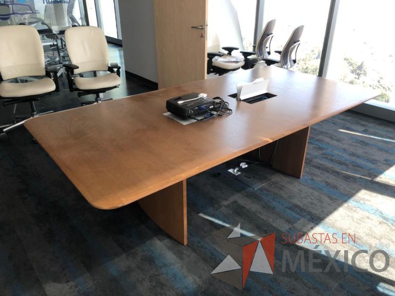 Lote 172 - Mesa de sala de juntas para 8 personas con accesorios para conexión color madera - Imagen 5