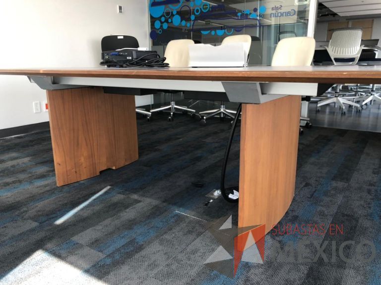 Lote 172 - Mesa de sala de juntas para 8 personas con accesorios para conexión color madera - Imagen 6