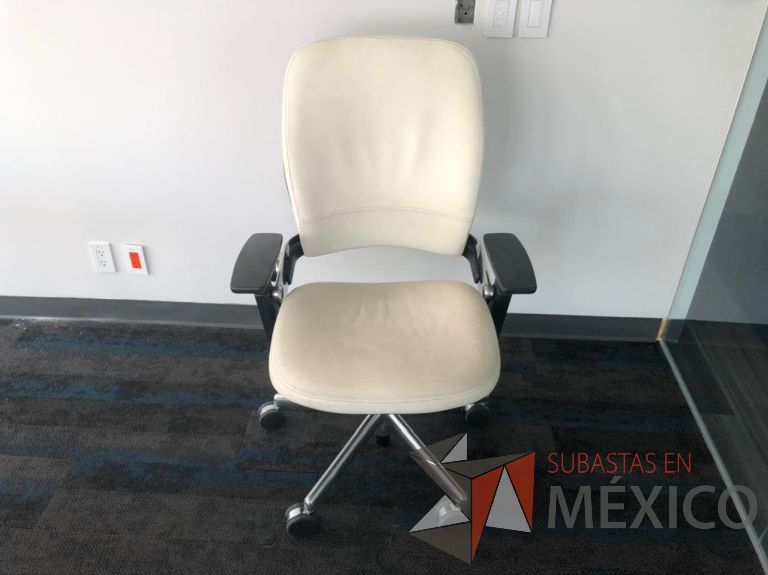 Lote 178 - Silla ejecutiva con ruedas, descansabrazos, asiento y respaldo en piel color beige