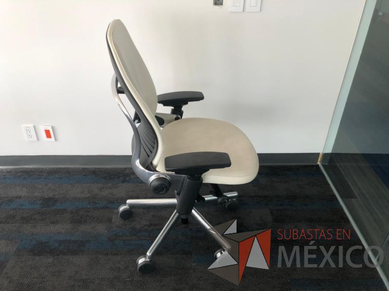 Lote 178 - Silla ejecutiva con ruedas, descansabrazos, asiento y respaldo en piel color beige - Imagen 5