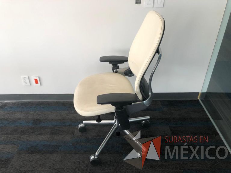 Lote 178 - Silla ejecutiva con ruedas, descansabrazos, asiento y respaldo en piel color beige - Imagen 3