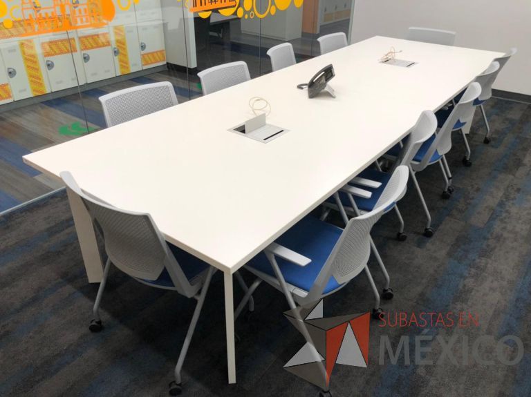 Lote 179 - Mesa de sala de juntas para 12 personas con accesorios para conexión, cubierta en 2 secciones - Imagen 3
