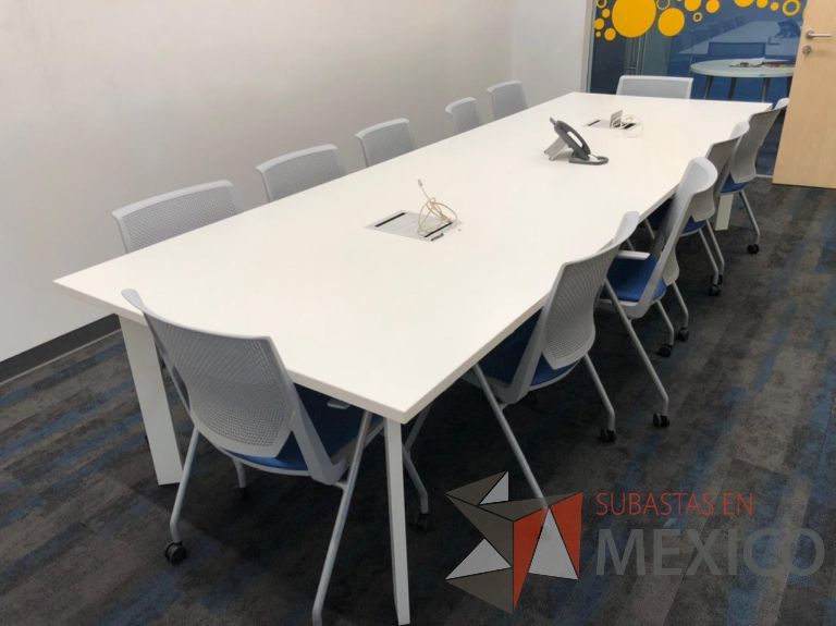 Lote 179 - Mesa de sala de juntas para 12 personas con accesorios para conexión, cubierta en 2 secciones - Imagen 4