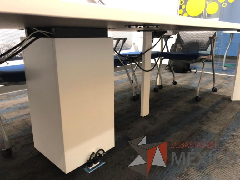 Lote 179 - Mesa de sala de juntas para 12 personas con accesorios para conexión, cubierta en 2 secciones - Imagen 6
