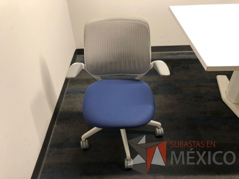 Lote 180 - Mesa de sala de juntas para 8 personas con accesorios para conexión, cubierta en 2 secciones con 4 sillas Cobi - Imagen 6