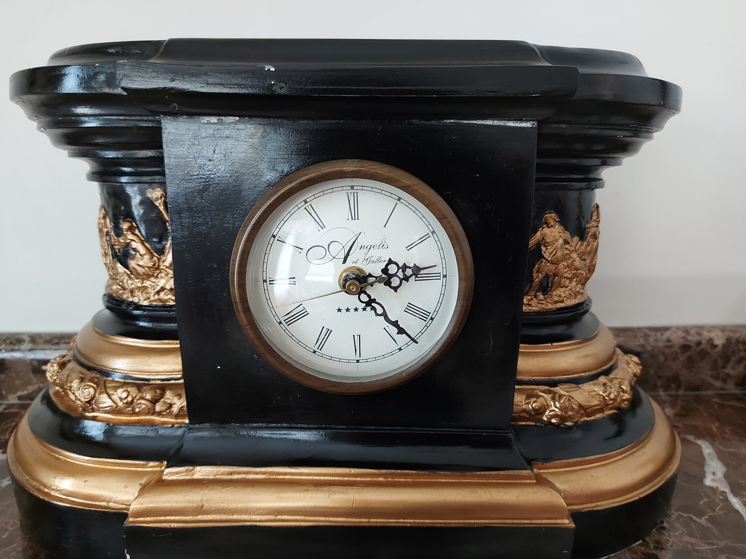 Lote 002 - Reloj de mesa - Angelis Art Gallery - Yeso en negro y oro - Imagen 6