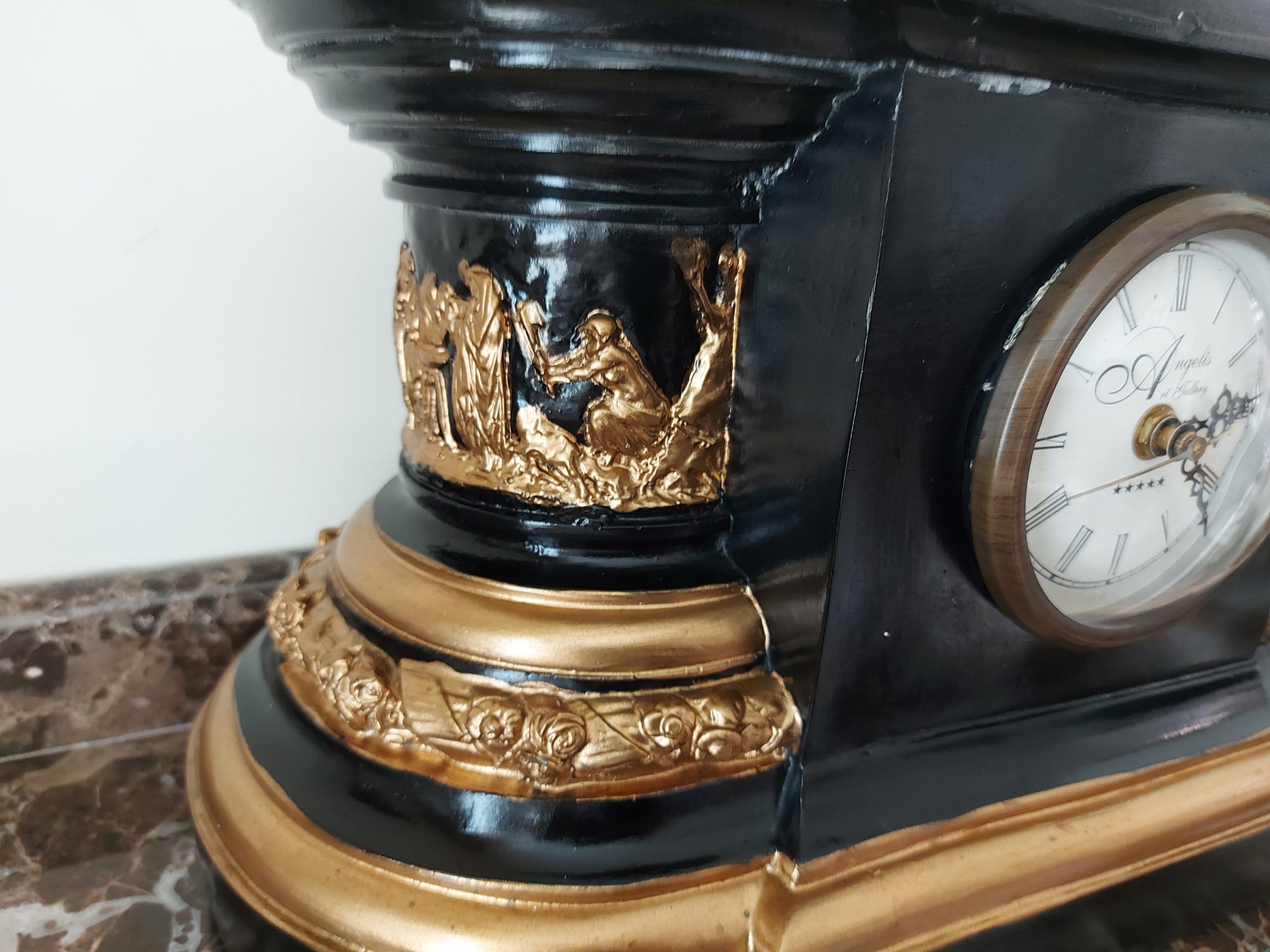 Lote 002 - Reloj de mesa - Angelis Art Gallery - Yeso en negro y oro - Imagen 4