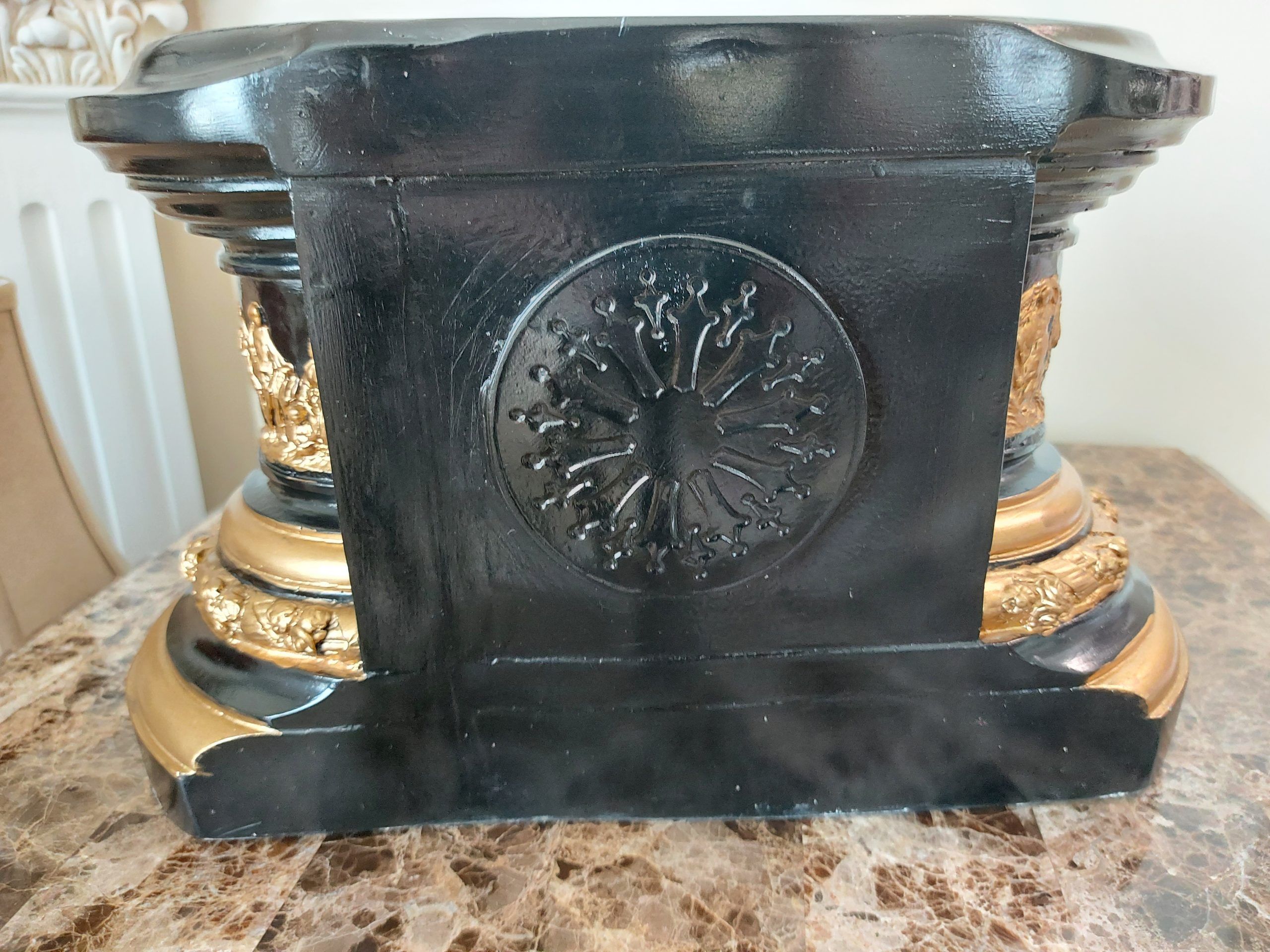 Lote 002 - Reloj de mesa - Angelis Art Gallery - Yeso en negro y oro - Imagen 3