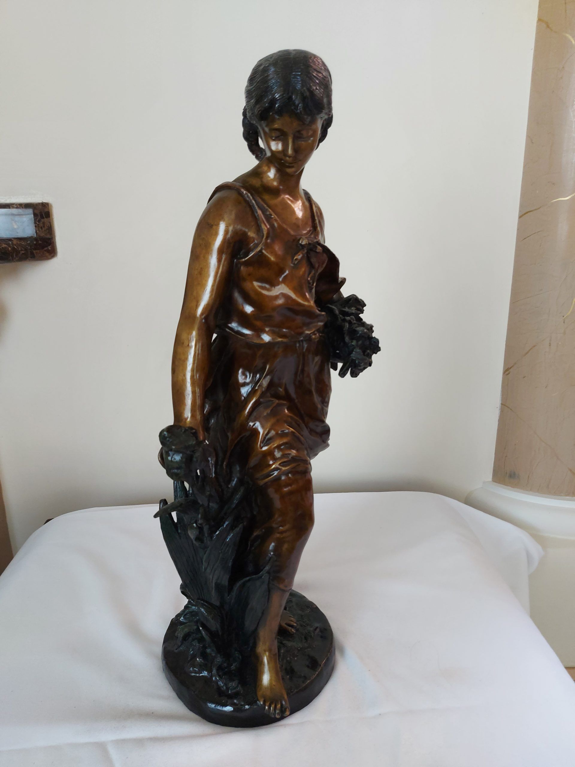 Lote 009 - Mujer con ramos - Sin firma - Bronce patina verde y café - Imagen 3