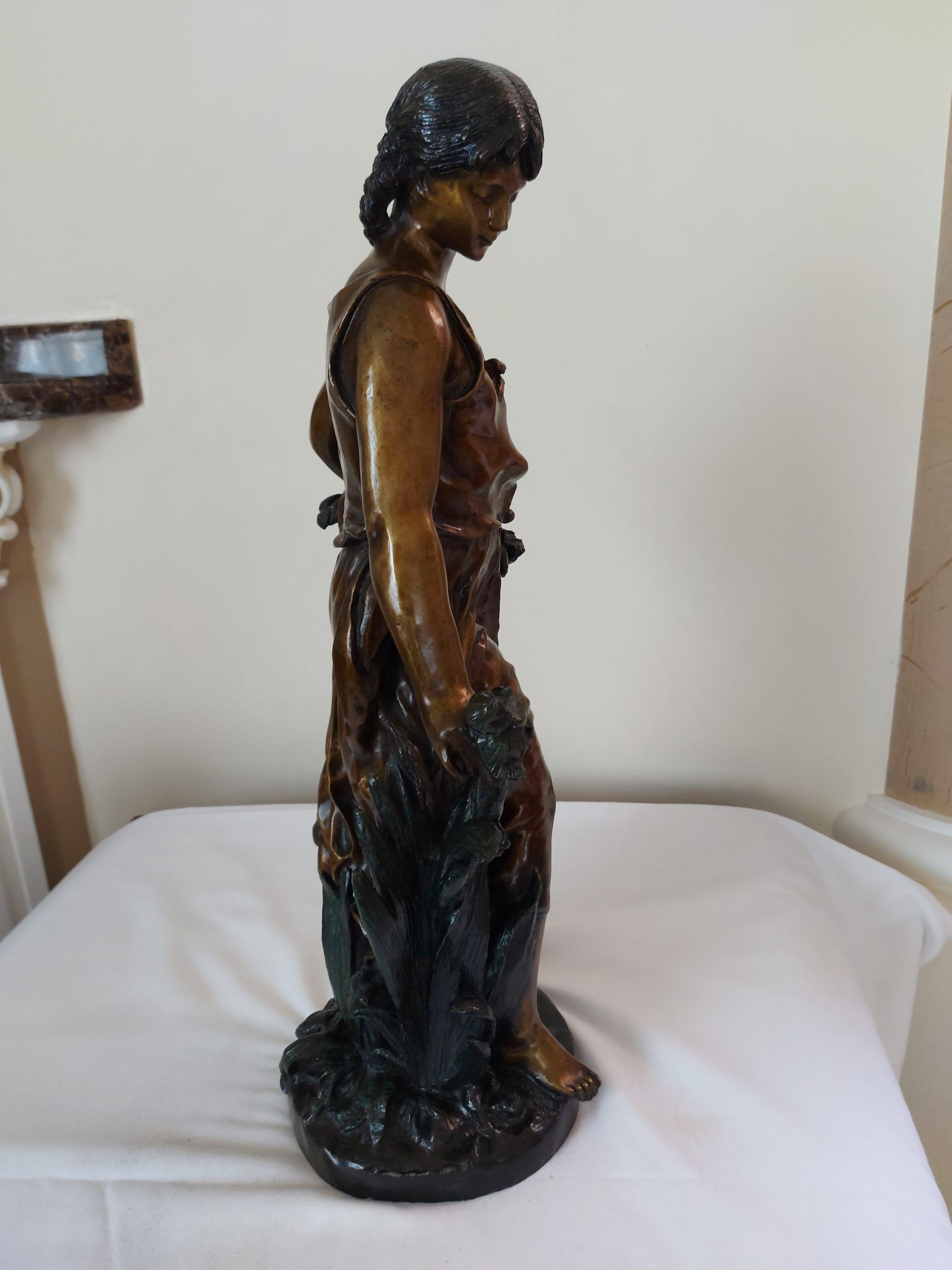 Lote 009 - Mujer con ramos - Sin firma - Bronce patina verde y café - Imagen 2