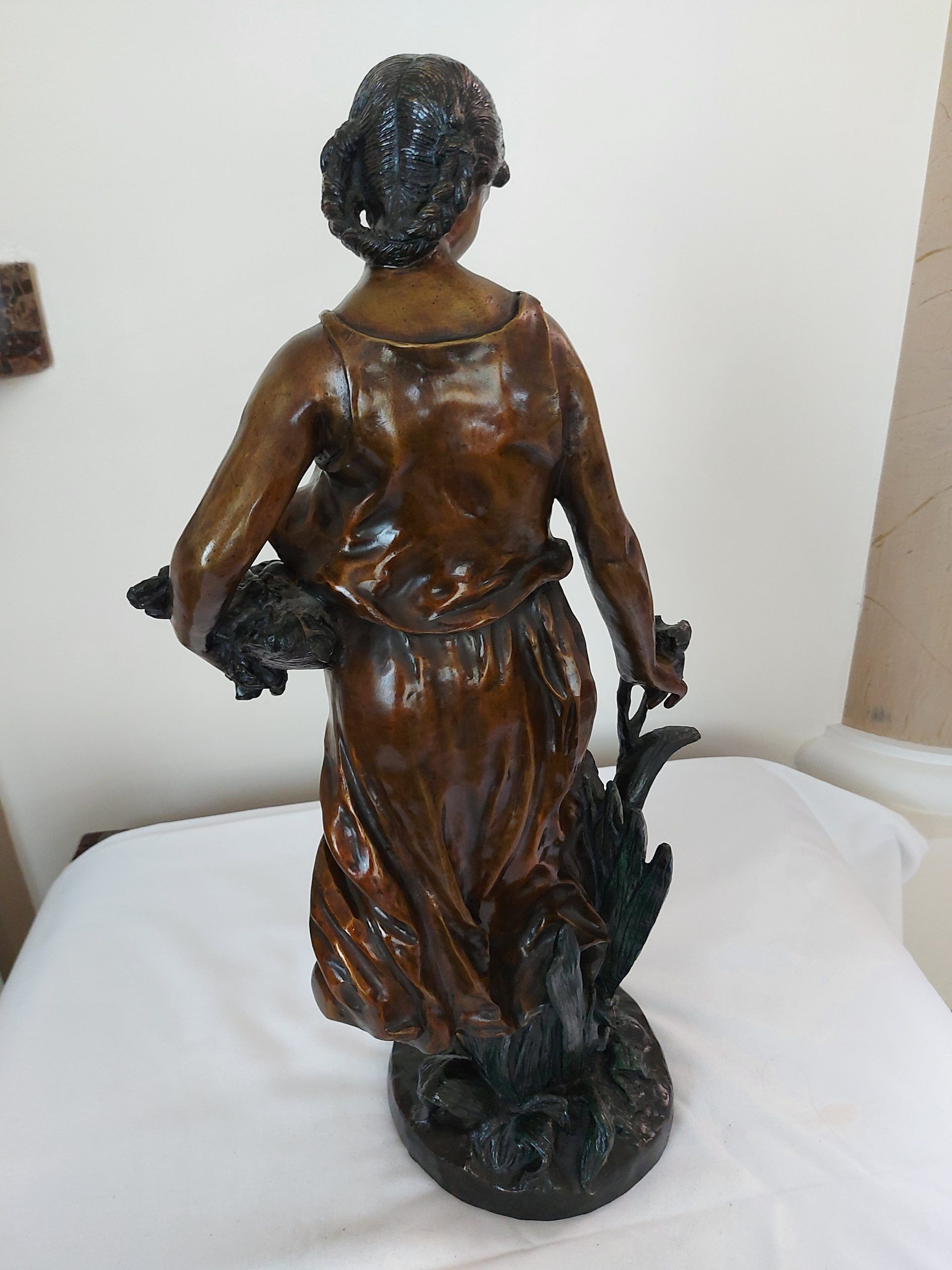 Lote 009 - Mujer con ramos - Sin firma - Bronce patina verde y café - Imagen 4
