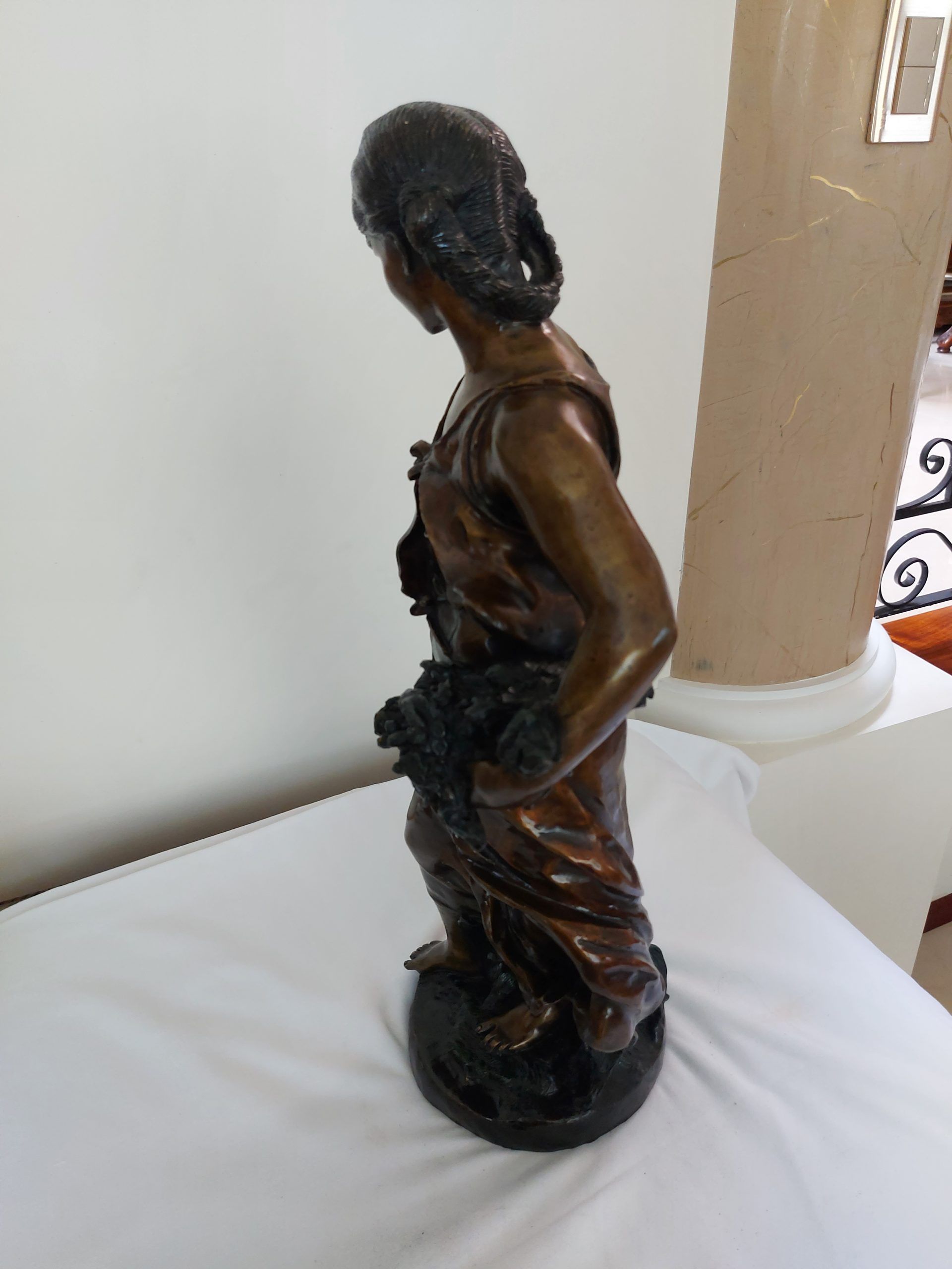 Lote 009 - Mujer con ramos - Sin firma - Bronce patina verde y café - Imagen 5