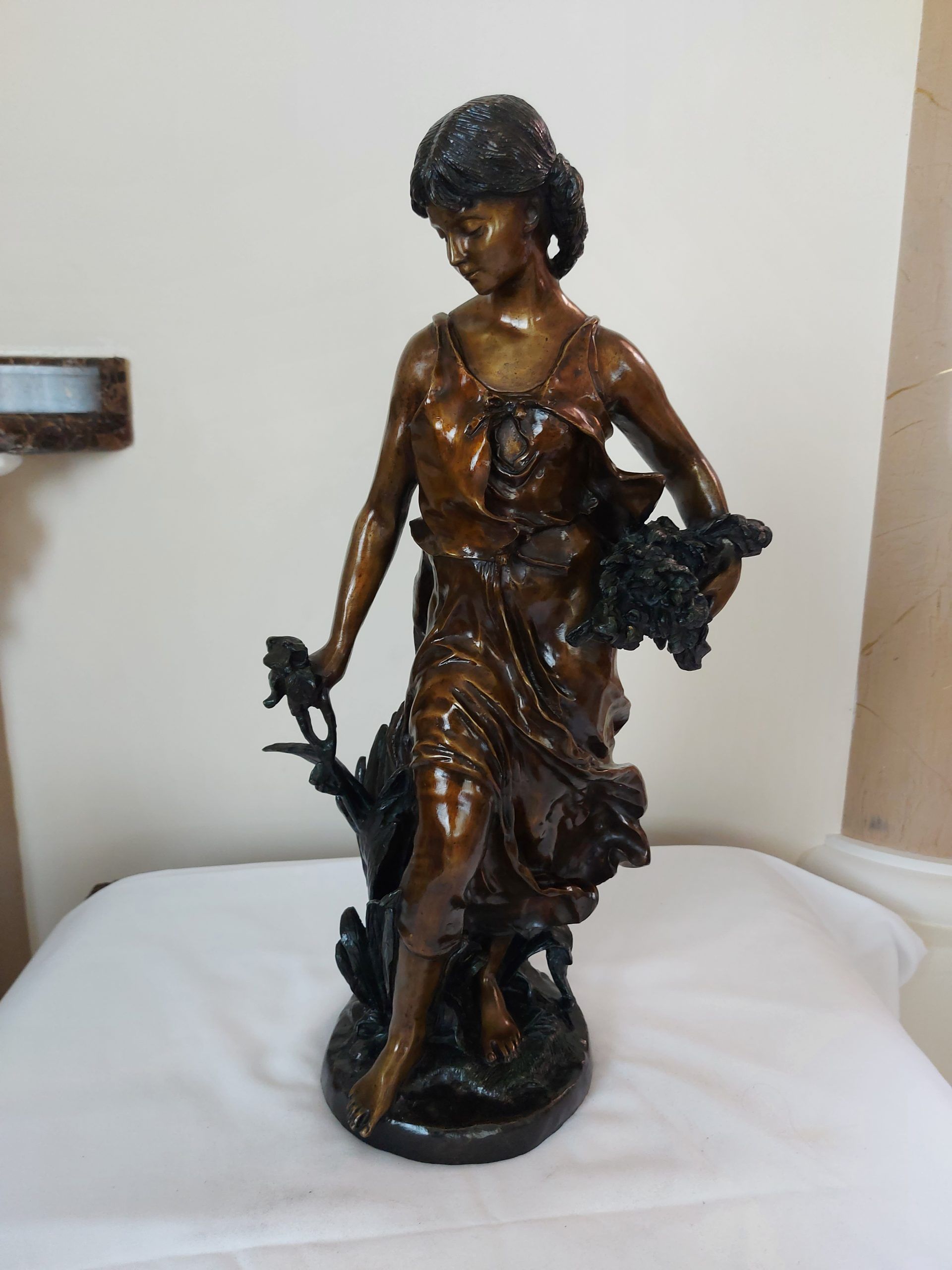 Lote 009 - Mujer con ramos - Sin firma - Bronce patina verde y café