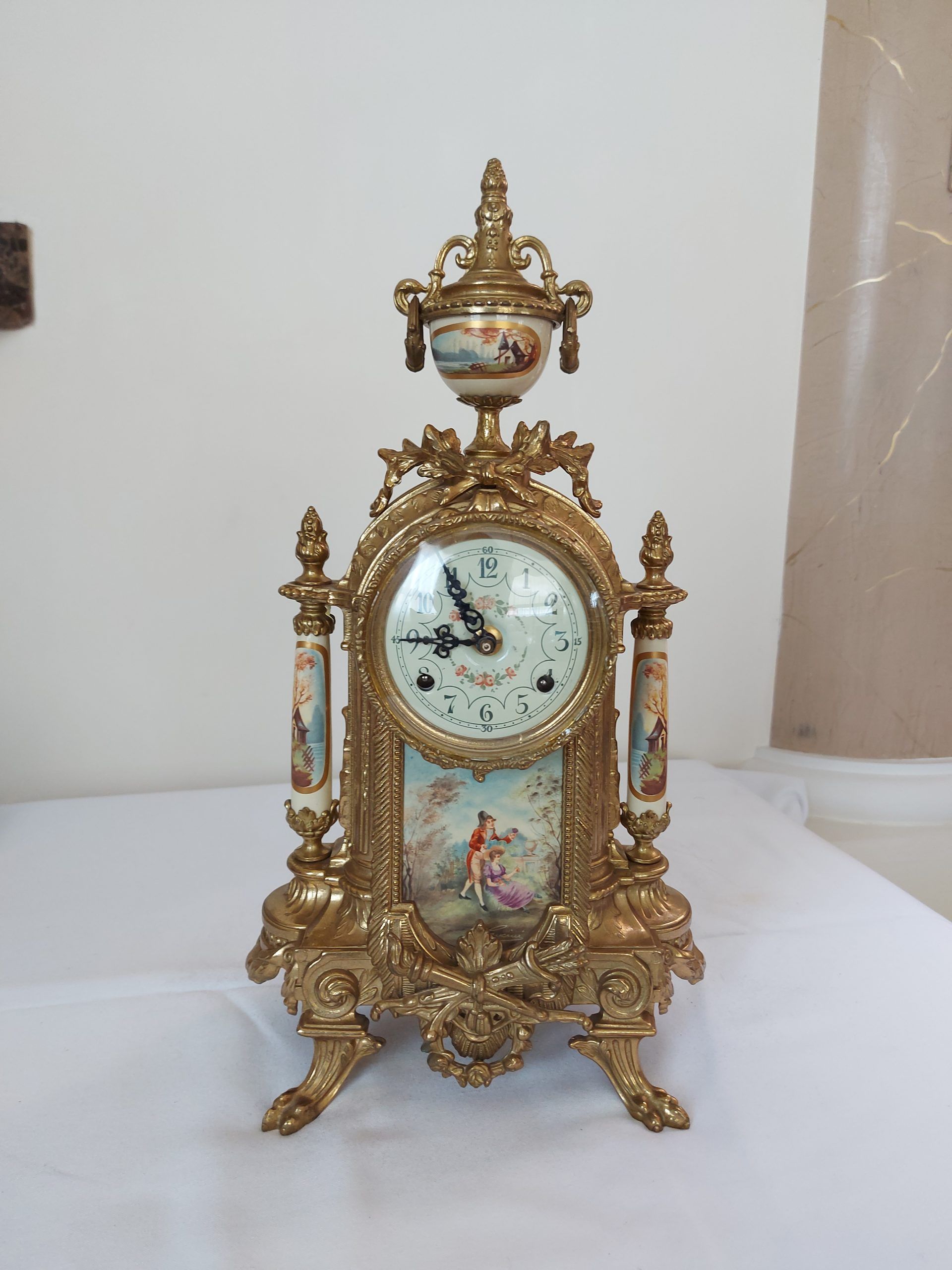 Lote 010 - Reloj dorado de mesa - Sin firma - Metal dorado
