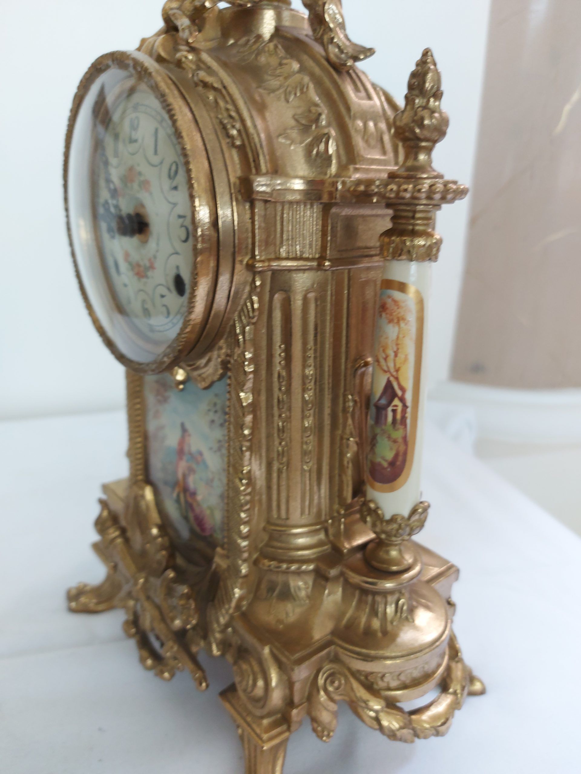 Lote 010 - Reloj dorado de mesa - Sin firma - Metal dorado - Imagen 3