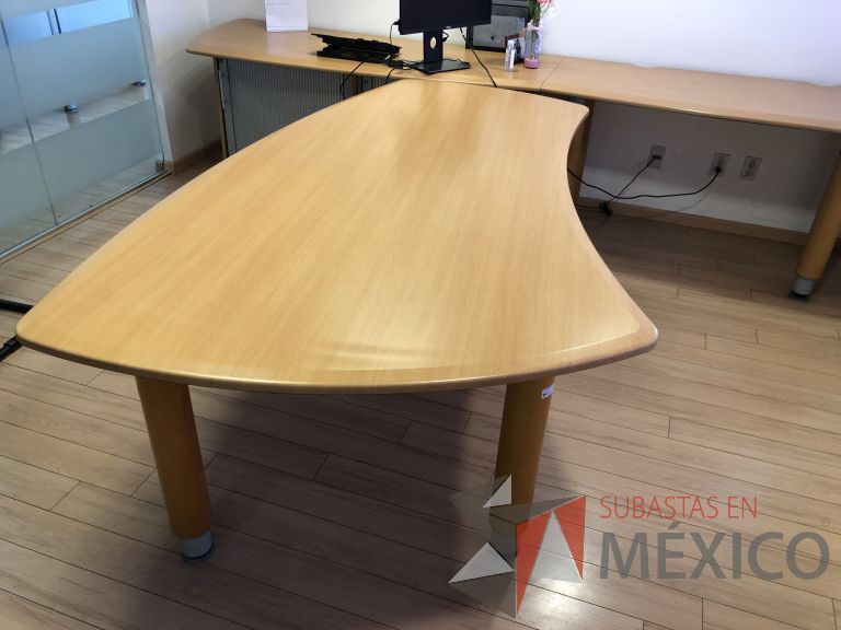Lote 041 -2 Mesas de trabajo con 4 patas y cubierta color madera - Imagen 2